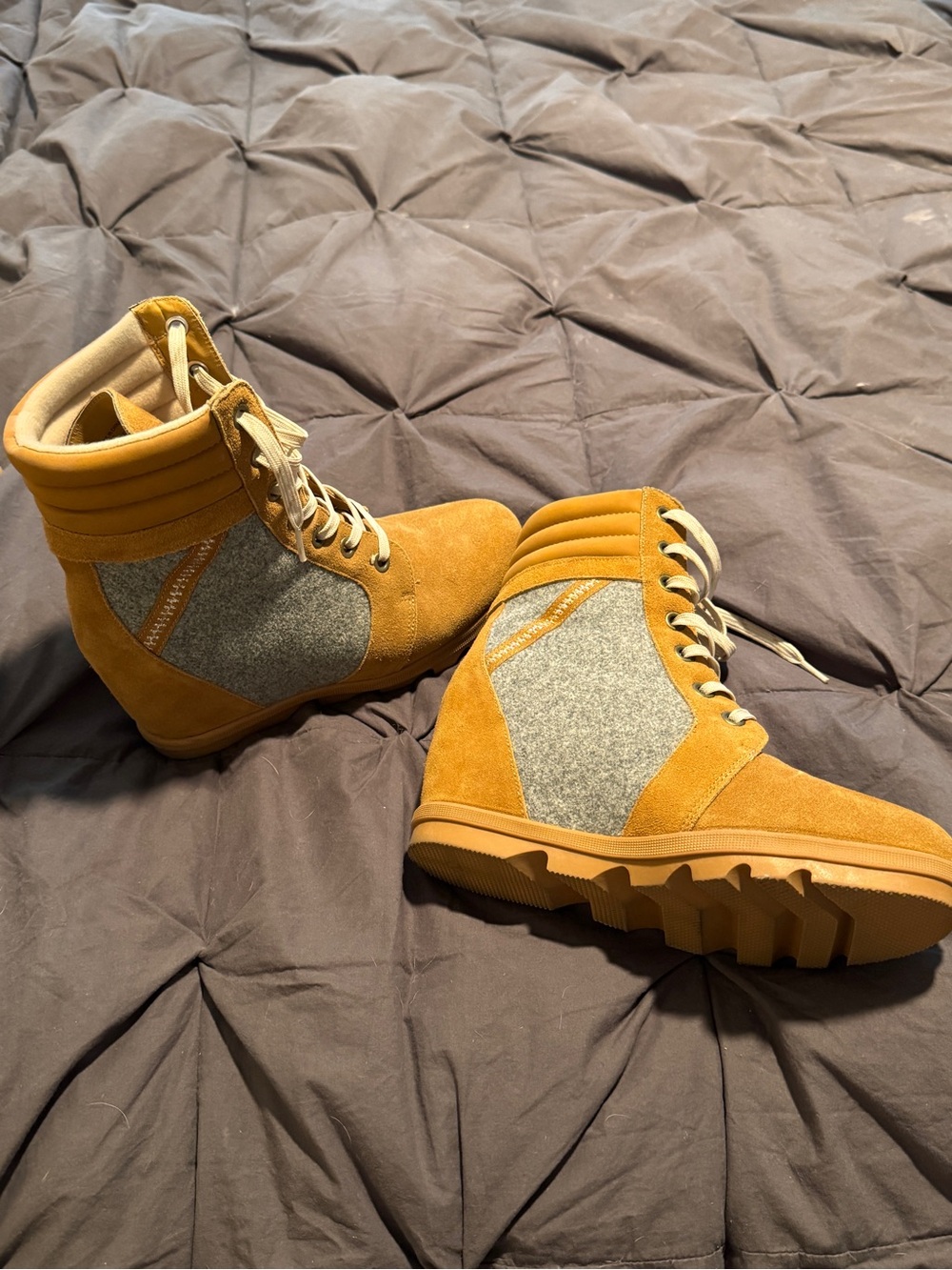 Women's wedge boot